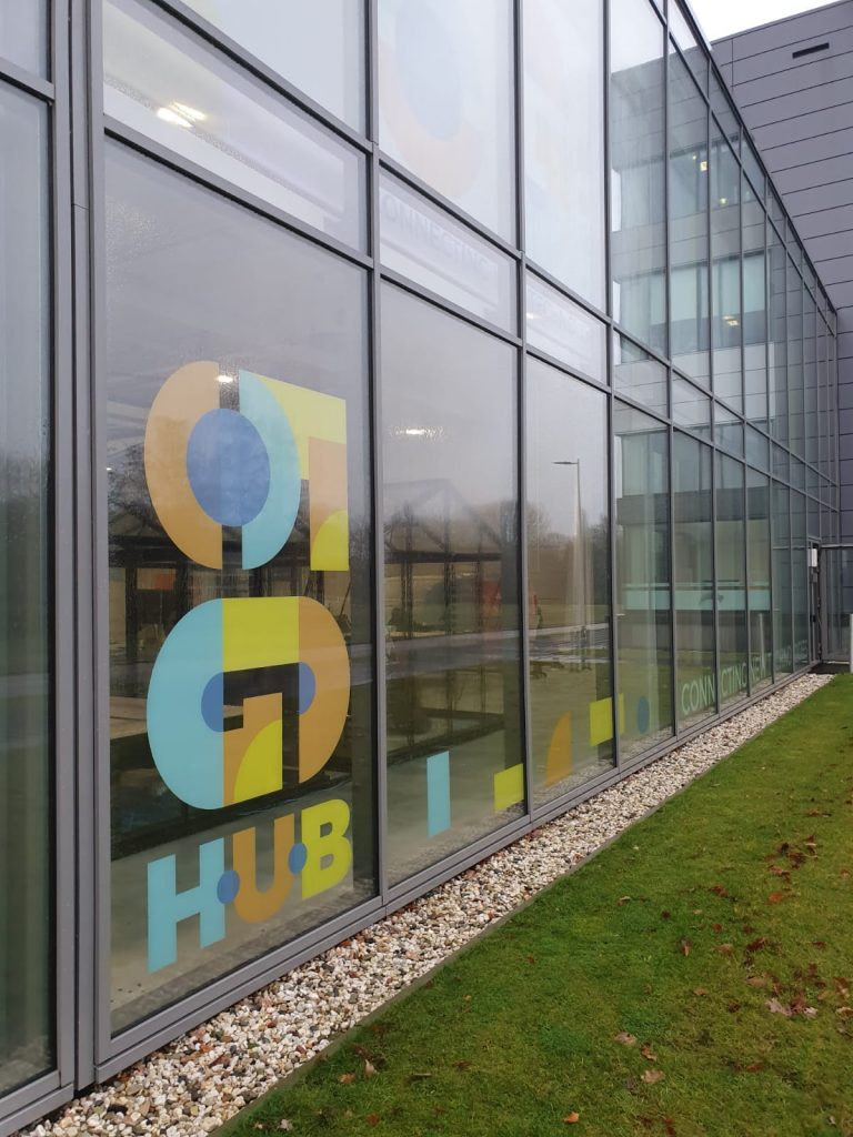 5G HUB logo op raam