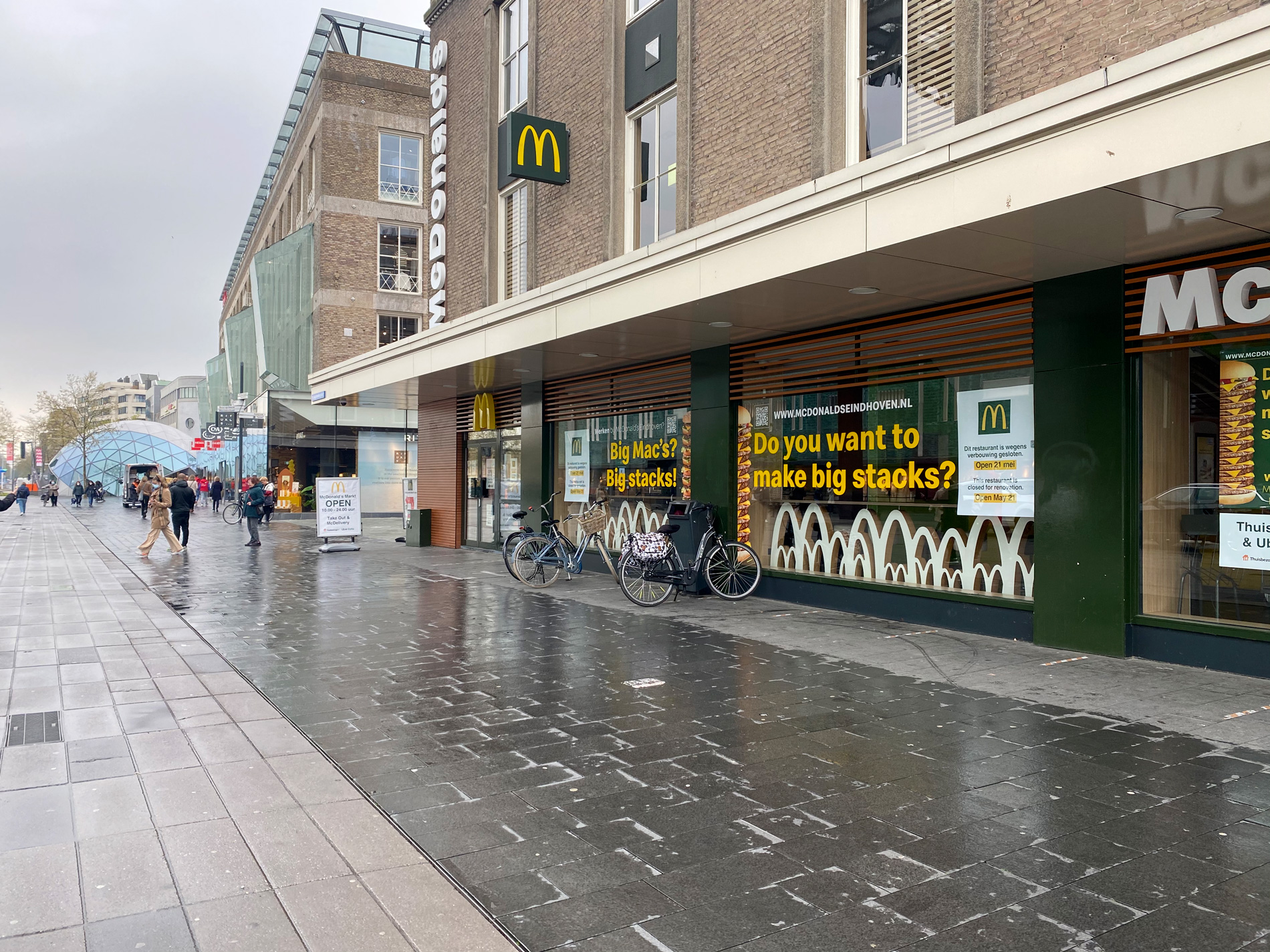 Zijaanzicht McDonalds Eindhoven centrum nabij station Eindhoven