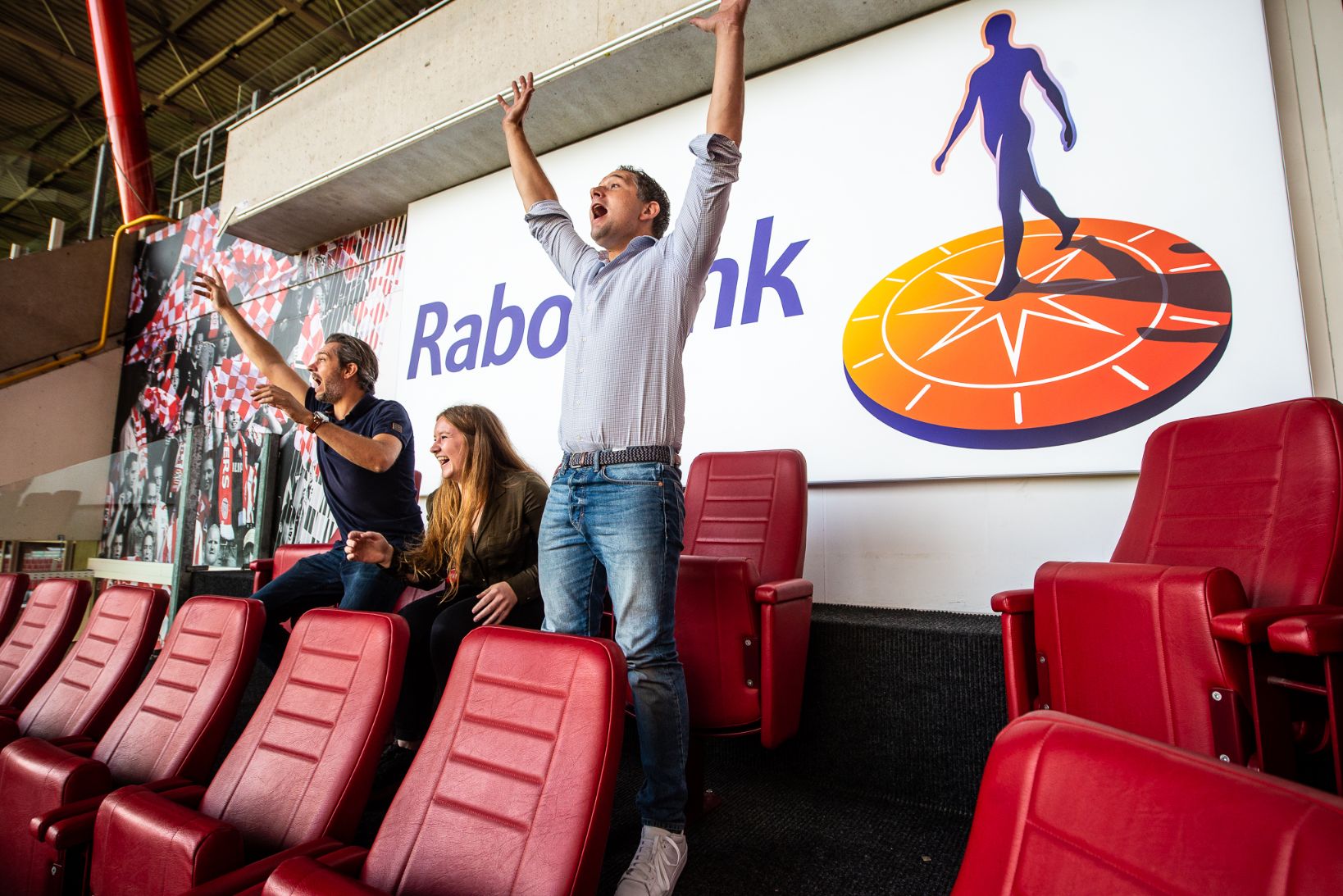 Juichende mensen op tribune PSV stadion