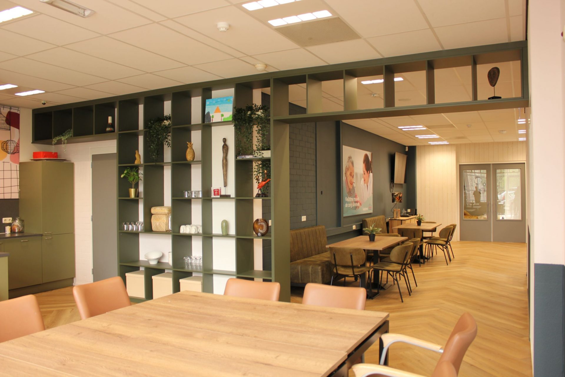 Interieurbeleving wandkast en eettafels Summa College